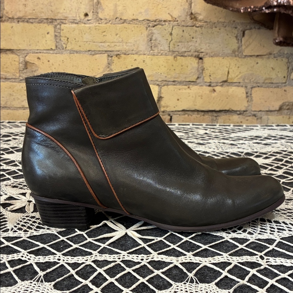 Regarde Le Ciel Stefany Olive Leather Ankle Boots with Contrast Trim